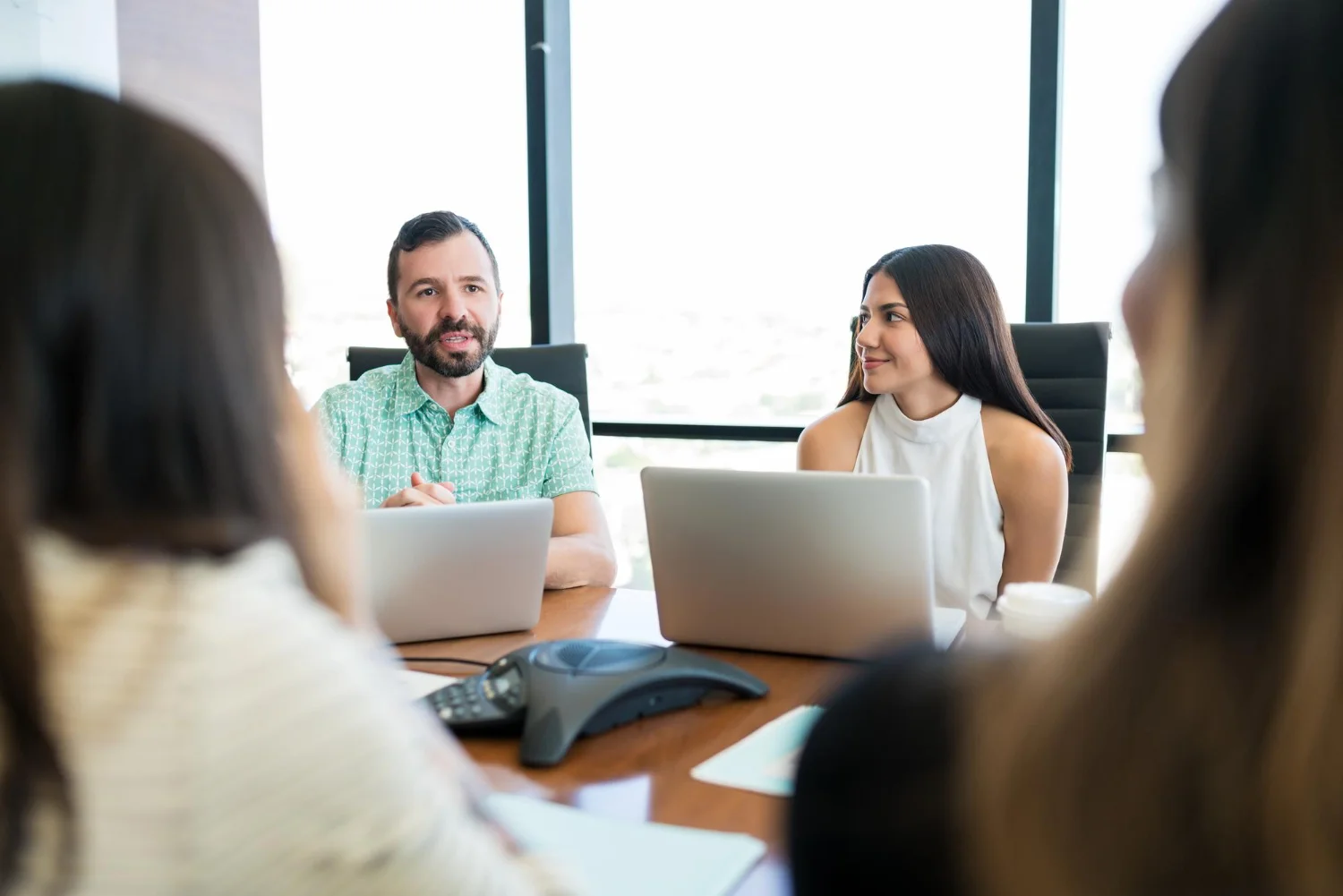 Ambiente de oficina enfocado en desarrollo web y diseño
